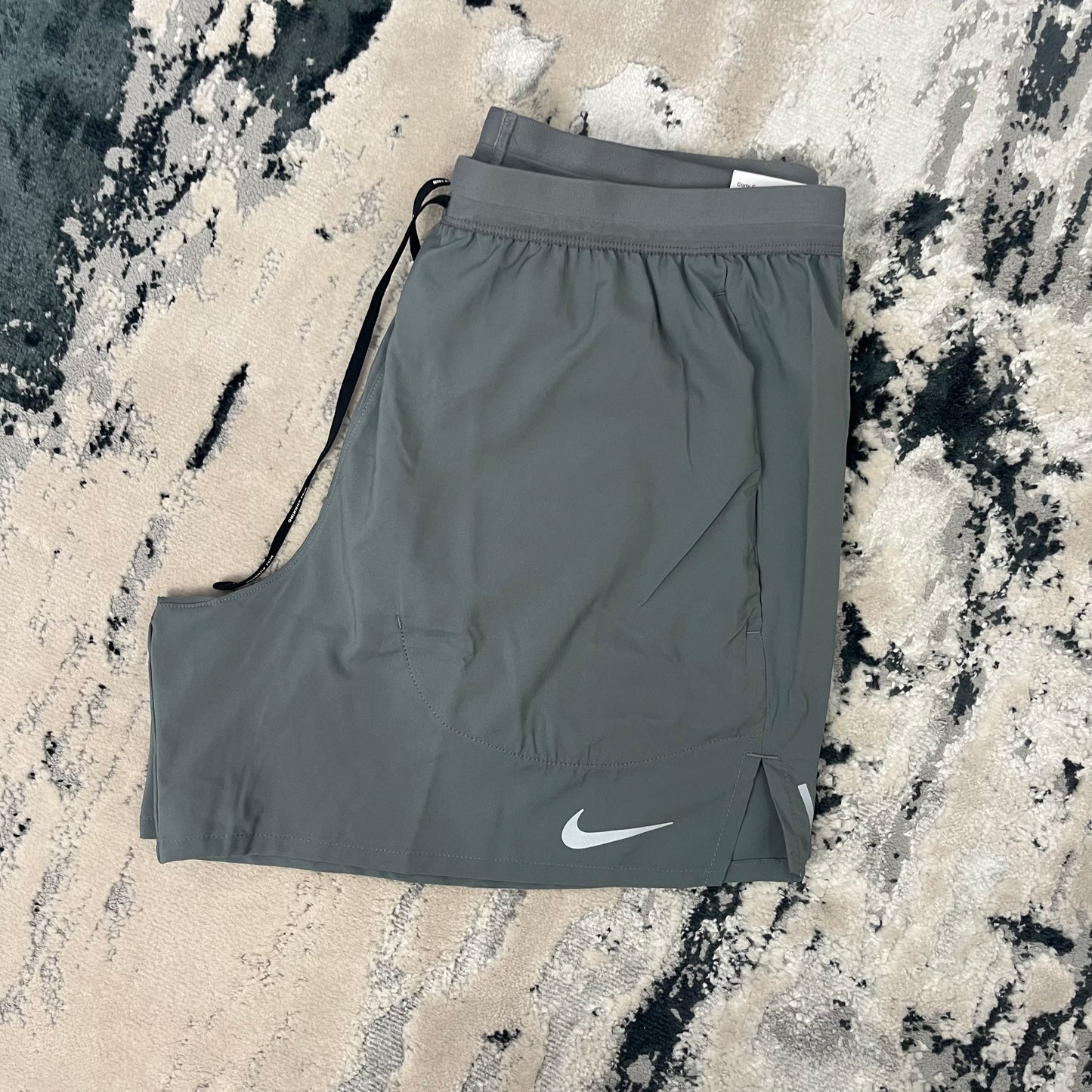 NIKE FLEX STRIDE 5 INCH SHORTS - GREY