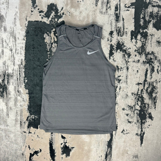 NIKE DRI FIT 1.0 MILER VEST - GREY