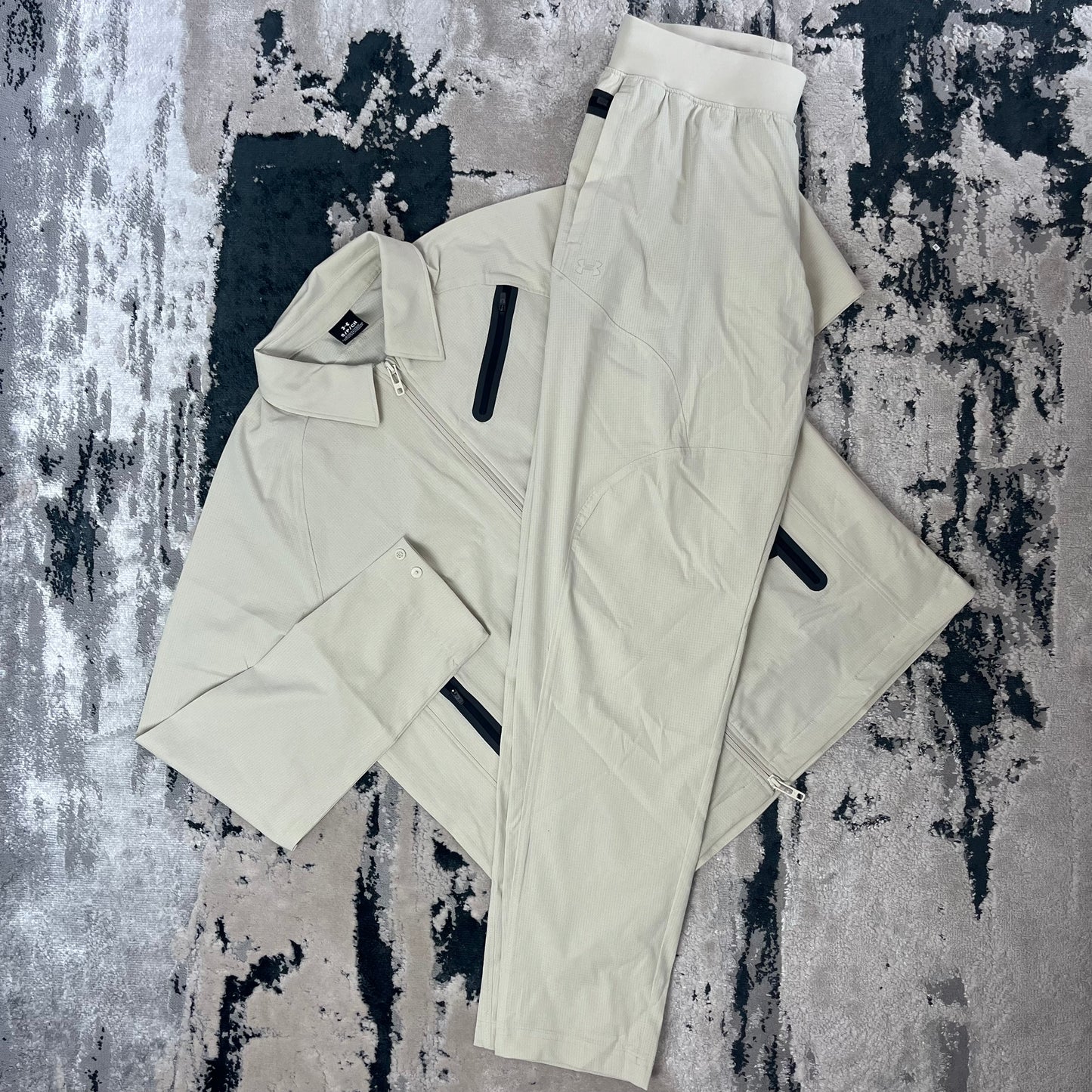 UNDER ARMOUR UNSTOPPABLE AIRVENT TRACKSUIT - CREAM