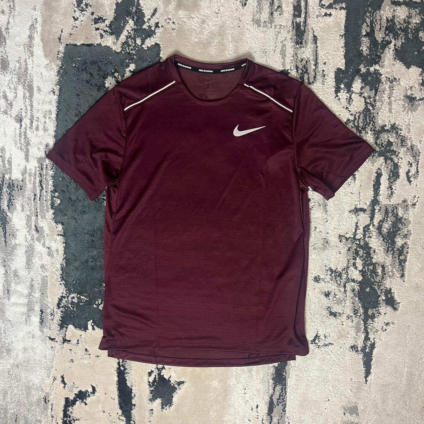 NIKE DRI FIT MILER 1.0 T SHIRT - BURGANDY